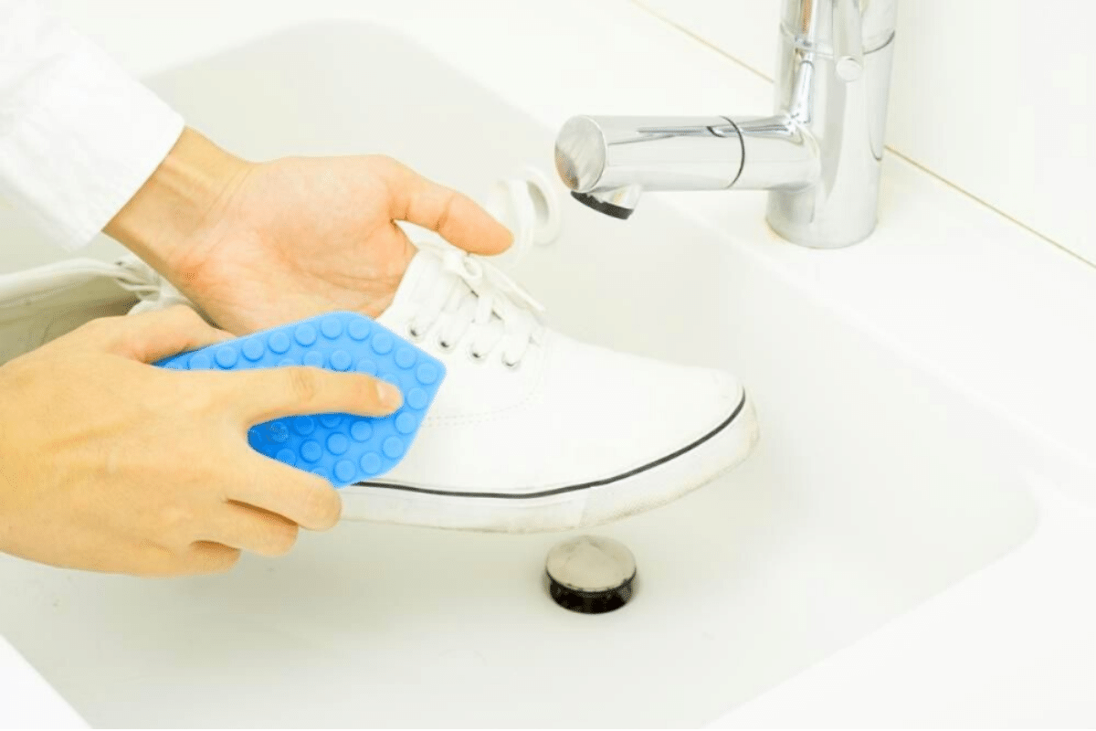 Чем можно отмыть подошву. Мытье кроссовок. Помыть кроссовки. Вытирает белые кроссовки. Меламиновая губка для белых кроссовок.